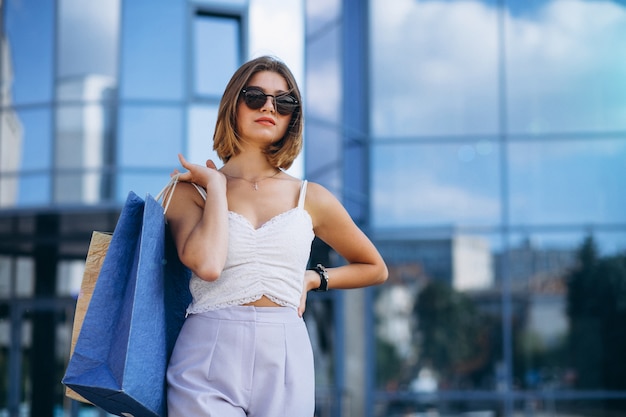 Giovane donna presso il centro commerciale