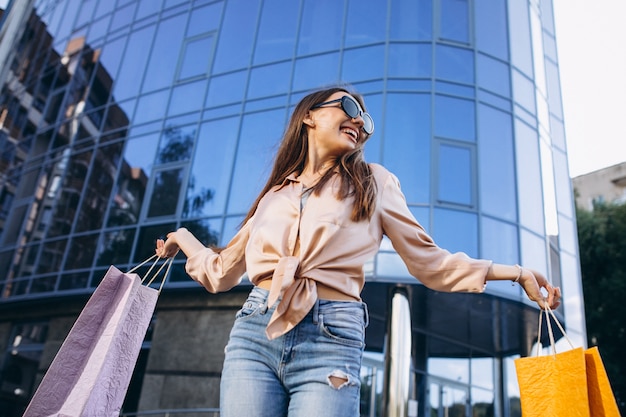 Giovane donna presso il centro commerciale