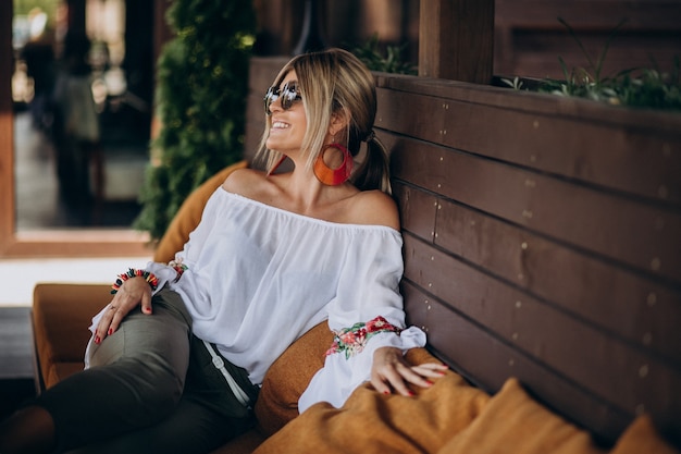 Giovane donna seduta al bar