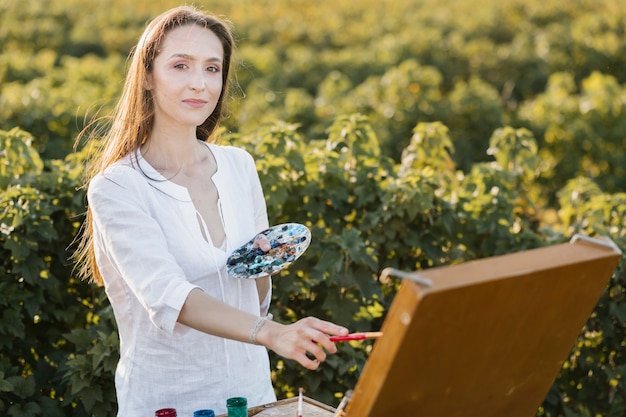 Giovane donna sicura nella pittura della natura