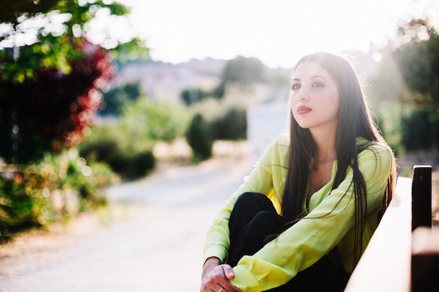 Giovane donna sognante nel parco