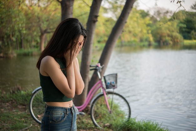 Giovane donna solitaria da sola all&#39;aperto