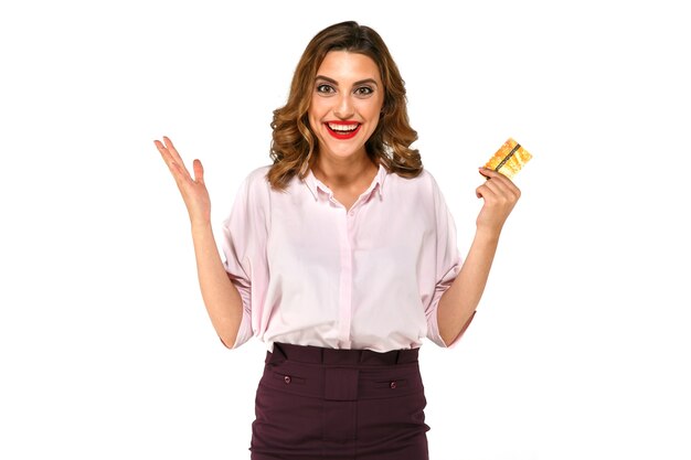 Giovane donna sorpresa eccitata allegra con la carta di credito