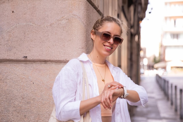 Giovane donna sorridente e guardare la fotocamera