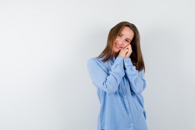 Giovane donna sorridente su sfondo bianco