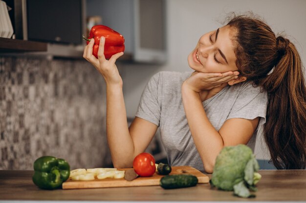 Giovane donna sportiva che cucina alla cucina