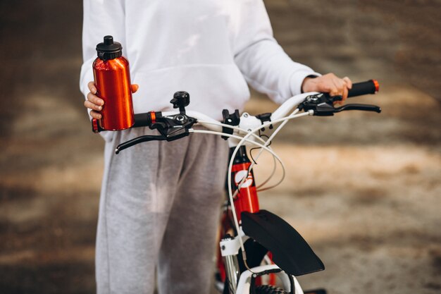 Giovane donna sportiva che guida la bicicletta nel parco