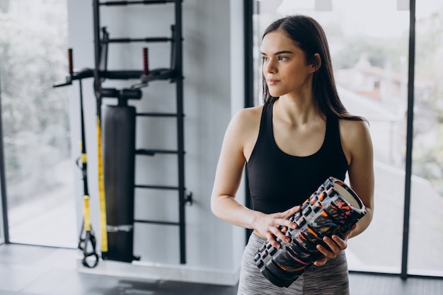 Giovane donna sportiva che si esercita in palestra