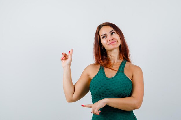 Giovane donna sportiva in un bodycon verde