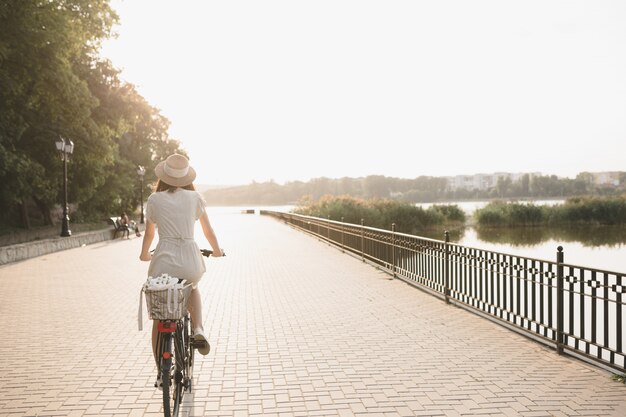 Giovane donna su sfondo di natura con bici