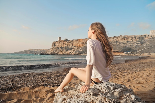 Giovane donna sulla spiaggia