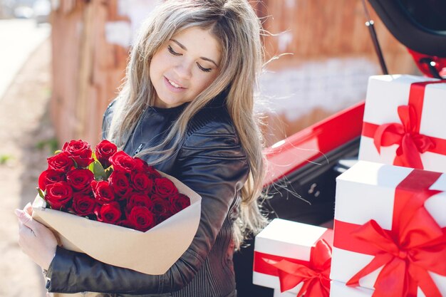 Giovane donna sveglia all'aperto