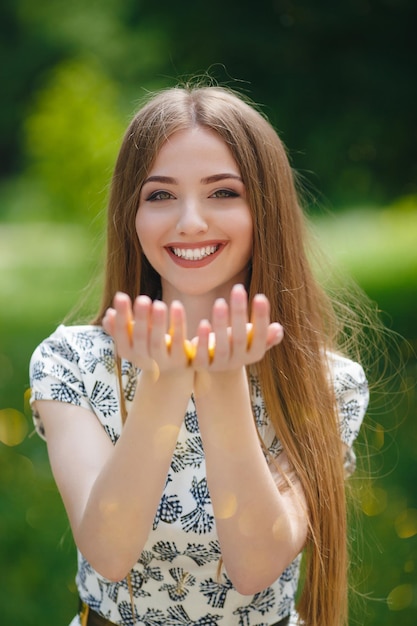 Giovane donna sveglia all'aperto