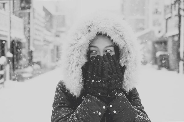 Giovane donna turistica asiatica in inverno sapporo giappone in bianco e nero
