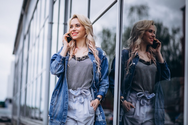 Giovane donna usando il telefono fuori