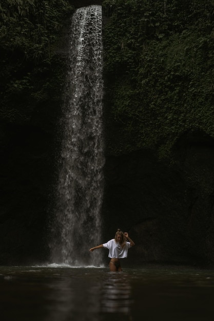 giovane donna viaggia per l'isola per scattare foto a una cascata