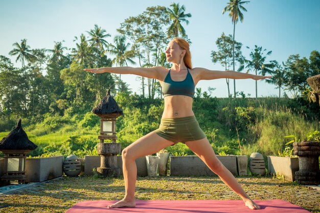 Giovane donna yoga che si estende