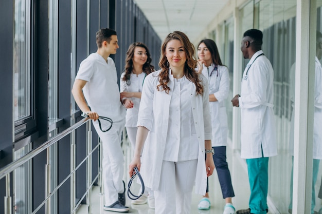 Giovane dottoressa in posa nel corridoio dell'ospedale
