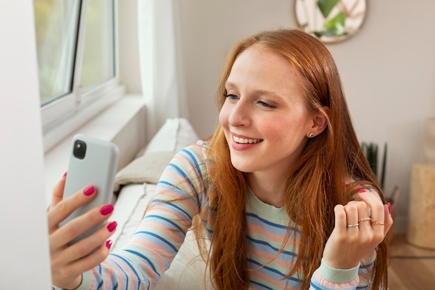 Giovane e bella donna che ha una riunione online