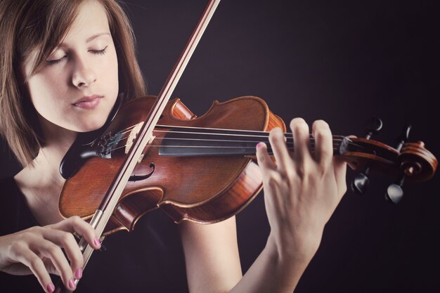 Giovane e bella donna con un violino