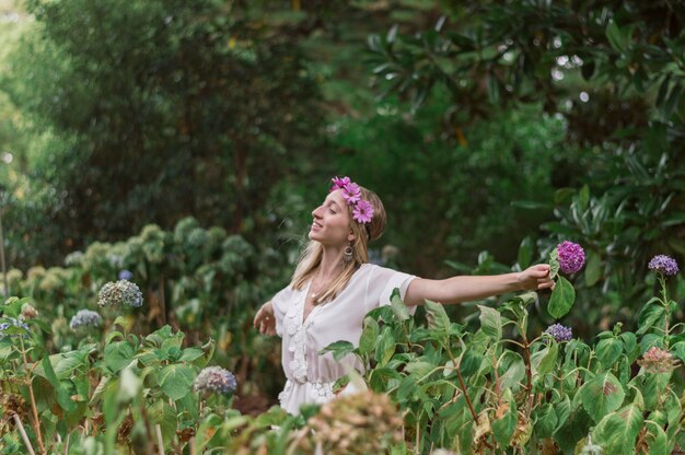 Giovane e bella donna godersi la natura