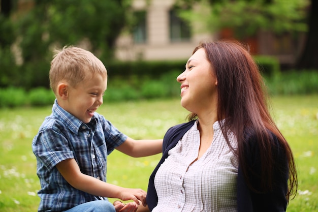 Giovane e felice madre con suo figlio