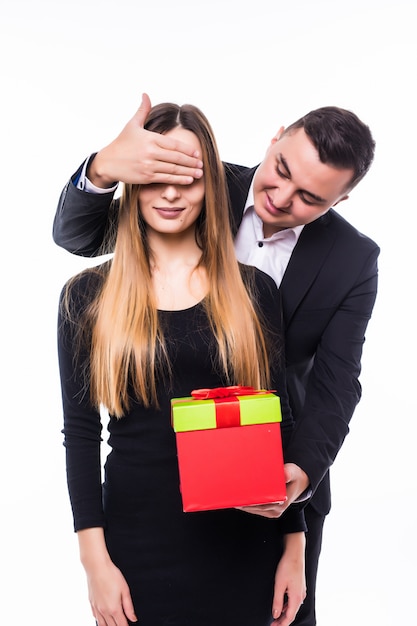 Giovane e ragazza coppia presente regalo chiudere gli occhi con una mano