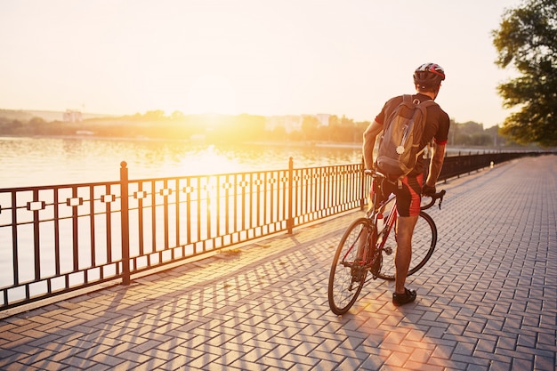 Giovane ed energico ciclista nel parco