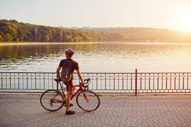 Giovane ed energico ciclista nel parco