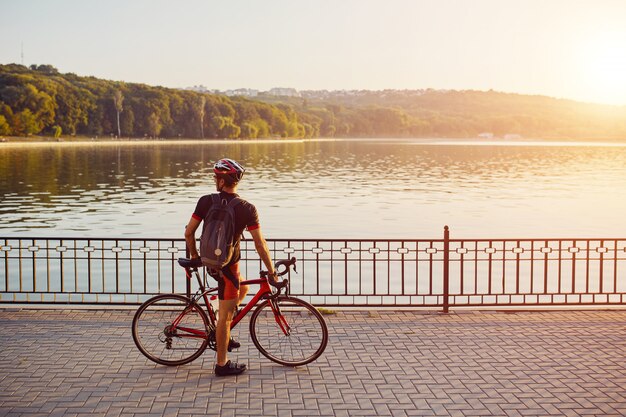 Giovane ed energico ciclista nel parco