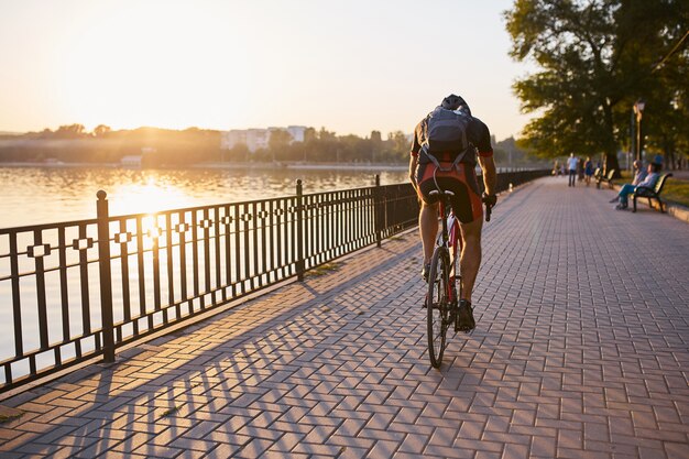 Giovane ed energico ciclista nel parco