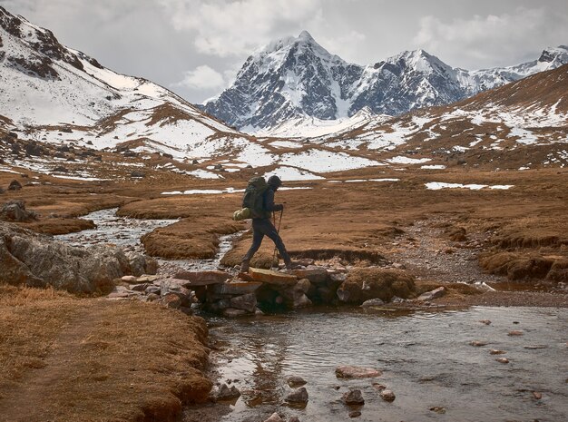 Giovane escursionista in un tour di trekking attraverso le splendide montagne delle Ande in Perù