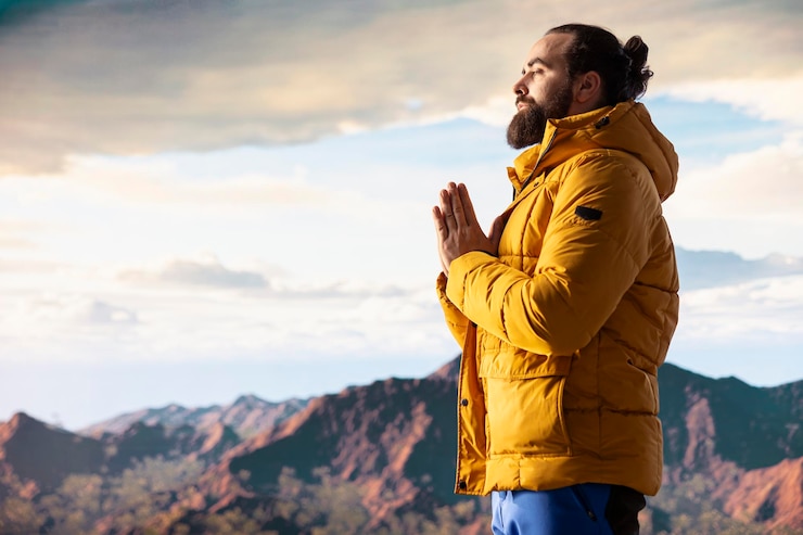 Foto gratuito giovane esploratore che raggiunge la vetta della montagna e medita in cima