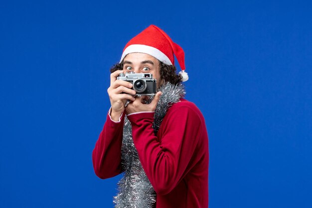 Giovane espressivo in posa per Natale