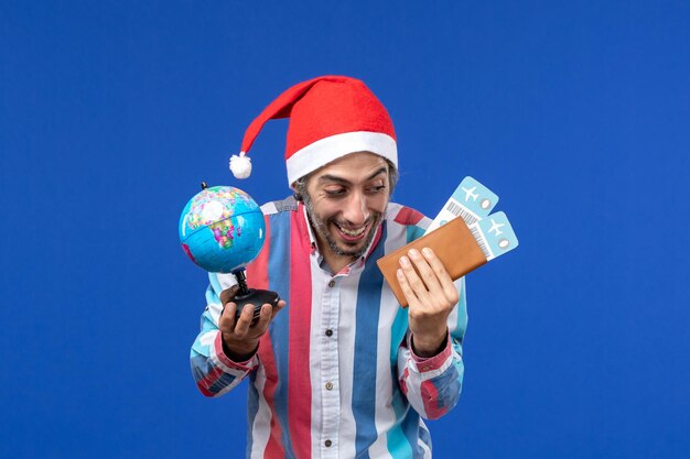 Giovane espressivo in posa per Natale