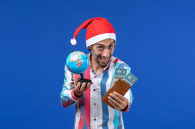Giovane espressivo in posa per Natale
