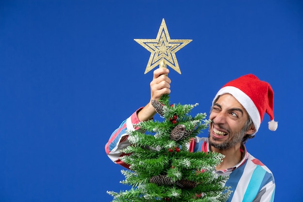 Giovane espressivo in posa per Natale