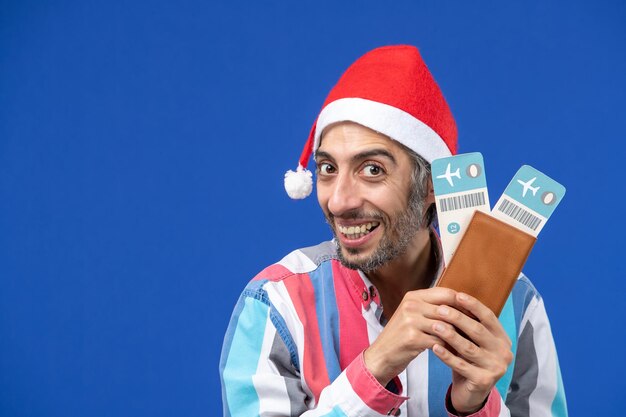 Giovane espressivo in posa per Natale