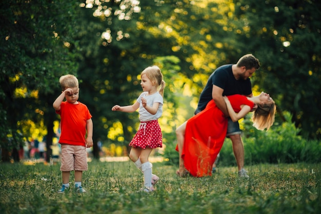 Giovane famiglia che balla nel parco