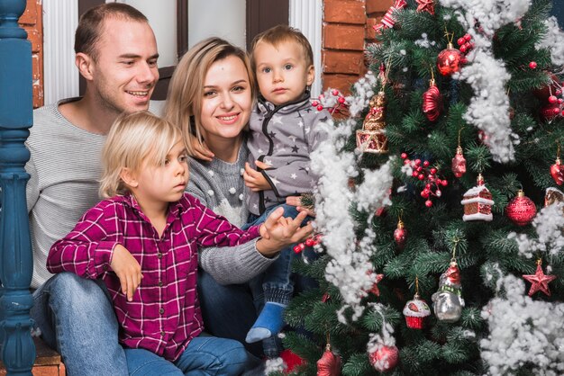 Giovane famiglia che celebra il Natale insieme