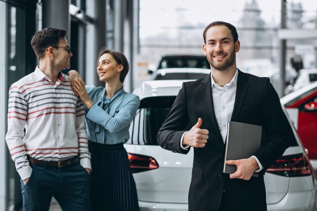 Giovane famiglia che compra un&#39;automobile