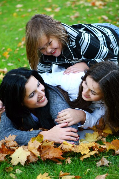 Giovane famiglia che fa passeggiata sana attraverso il parco di autunno