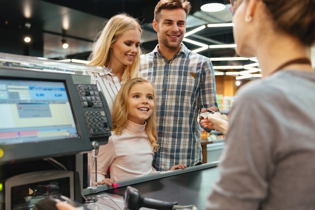 Giovane famiglia che paga con una carta di credito