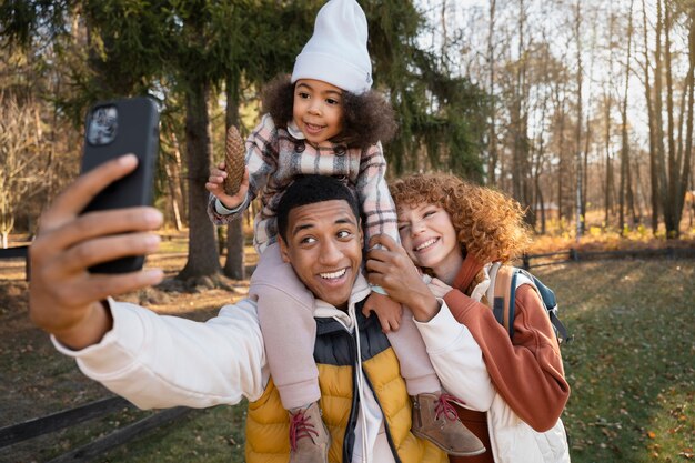 Giovane famiglia che si gode i viaggi