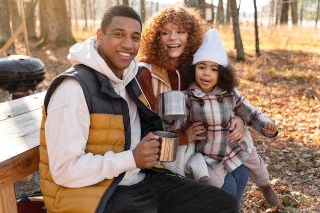 Giovane famiglia che si gode i viaggi