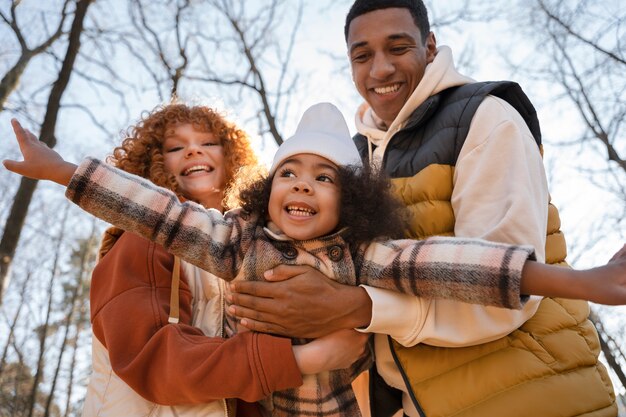 Giovane famiglia che si gode i viaggi