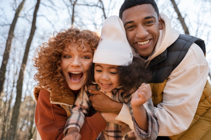 Foto gratuito giovane famiglia che si gode i viaggi