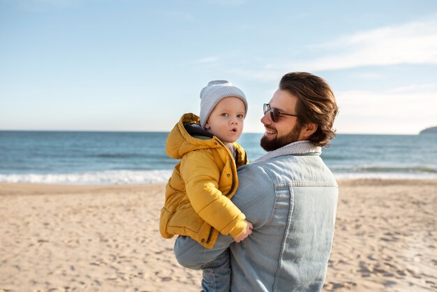 Giovane famiglia che si gode il viaggio