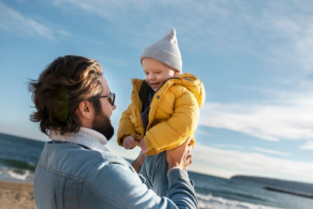 Giovane famiglia che si gode il viaggio