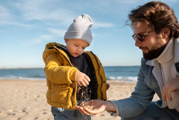 Giovane famiglia che si gode il viaggio